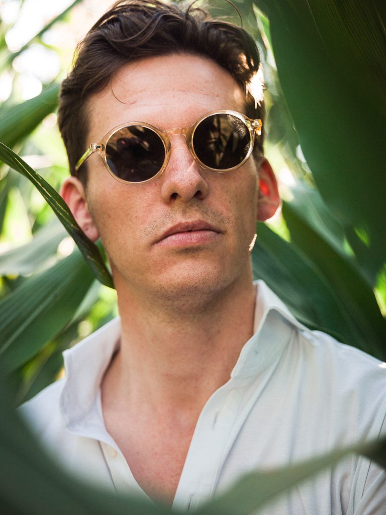Gentleman mit Sonnenbrille in einem Maisfeld bei Sonne - Moritz Lüdtke Photography