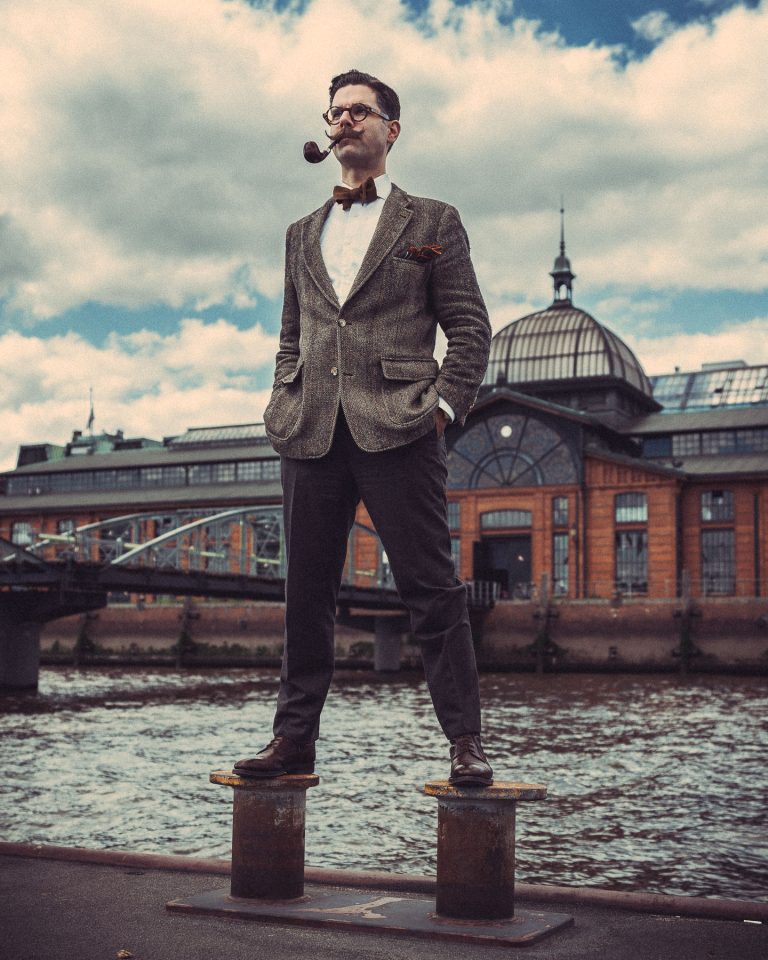 Portraitfoto von einem Gentleman vor dem Hamburger Fischmarkt - Moritz Lüdtke Photography