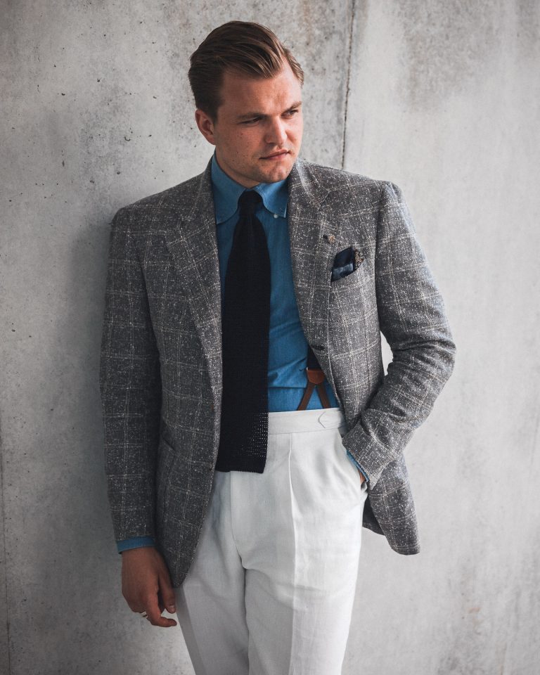 Portraitfoto von einem Gentleman im Anzug vor einer Betonwand - Moritz Lüdtke Photography