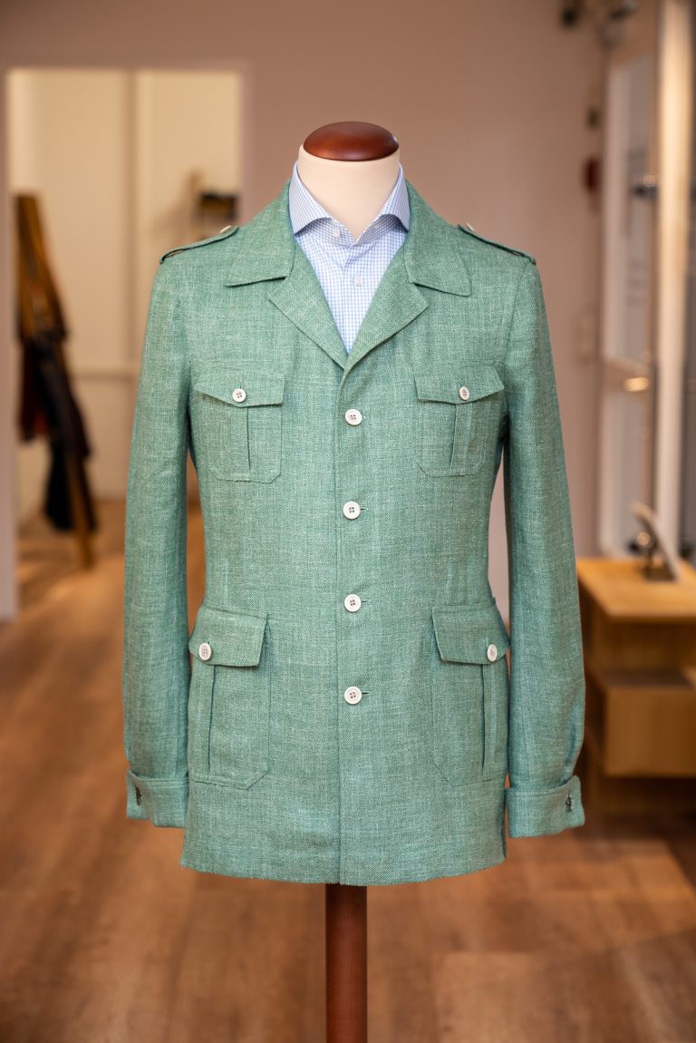 Produktfoto einer mintgrünen maßgeschneiderten Jacke im Atelier