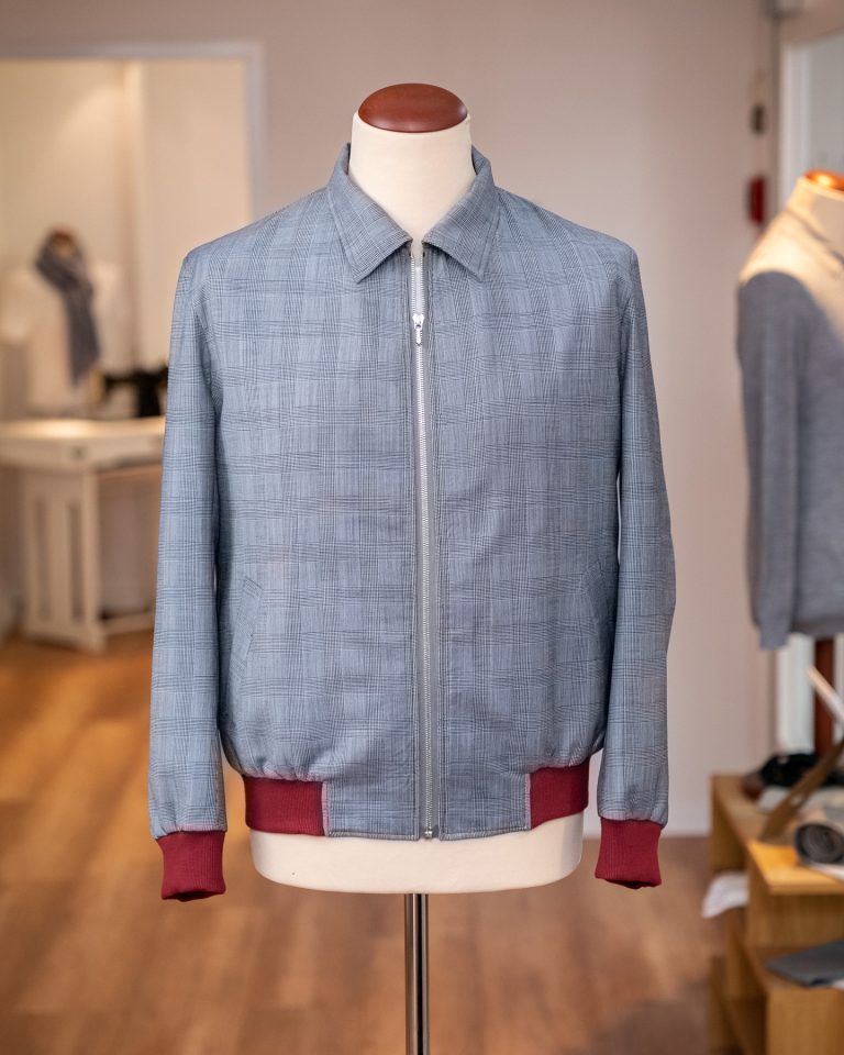 Produktfoto einer blau grauen maßgeschneiderten Jacke im Atelier