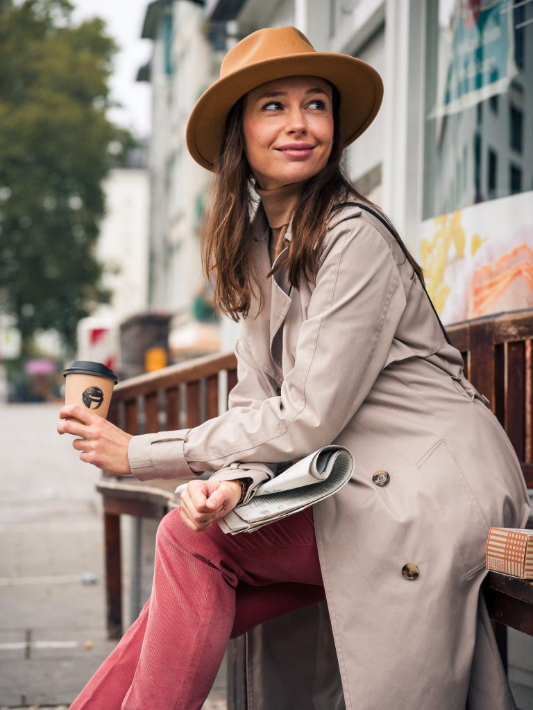Portraitfoto von einer Frau mit Hut auf einer Bank - Moritz Lüdtke Photography