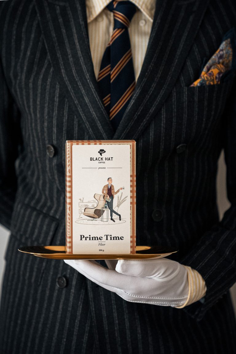 Produktfoto einer Kaffeepackung gehalten von Herren in Anzug